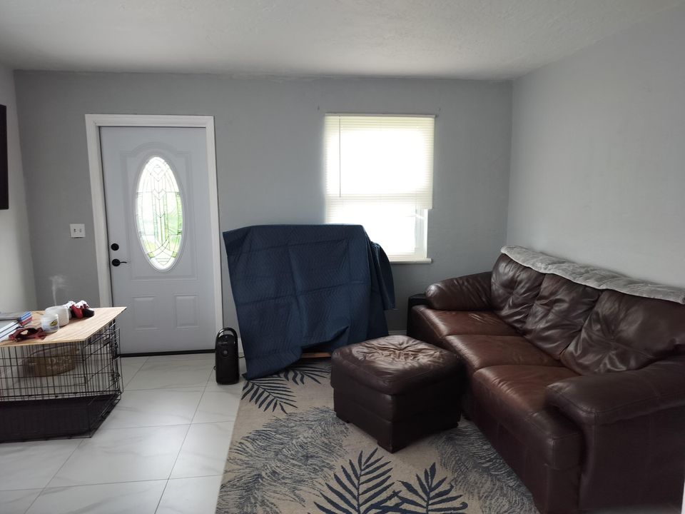 For Sale: $305,000 (3 beds, 1 baths, 864 Square Feet)