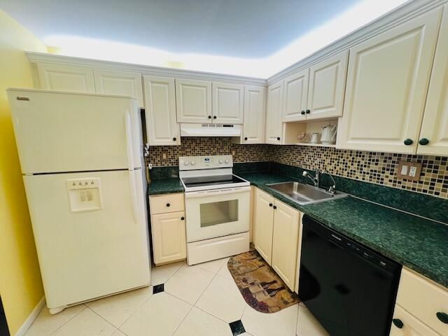 For Sale: $164,900 (1 beds, 1 baths, 741 Square Feet)