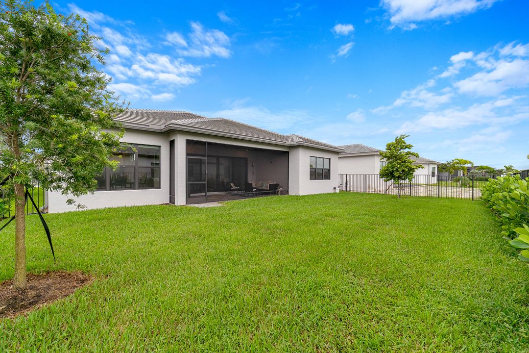 For Sale: $780,000 (3 beds, 2 baths, 2580 Square Feet)