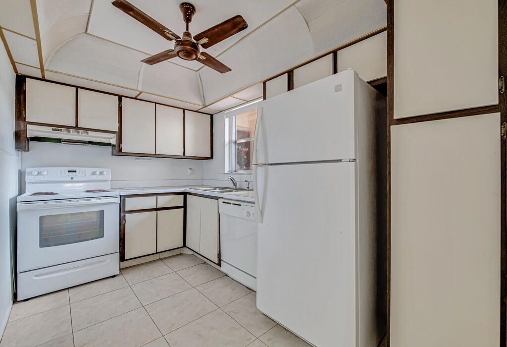 For Sale: $117,500 (2 beds, 2 baths, 888 Square Feet)