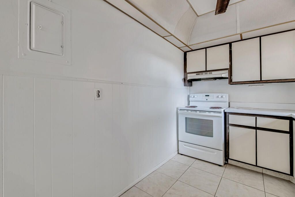 For Sale: $117,500 (2 beds, 2 baths, 888 Square Feet)