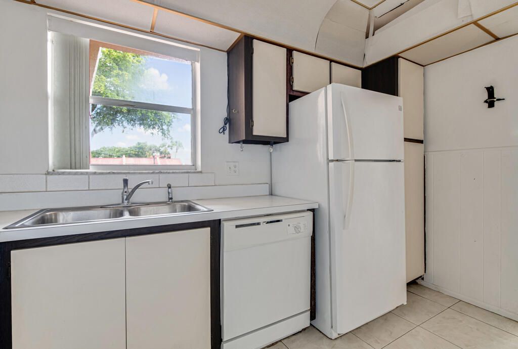 For Sale: $117,500 (2 beds, 2 baths, 888 Square Feet)