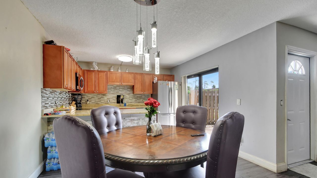 For Sale: $317,000 (2 beds, 2 baths, 1328 Square Feet)