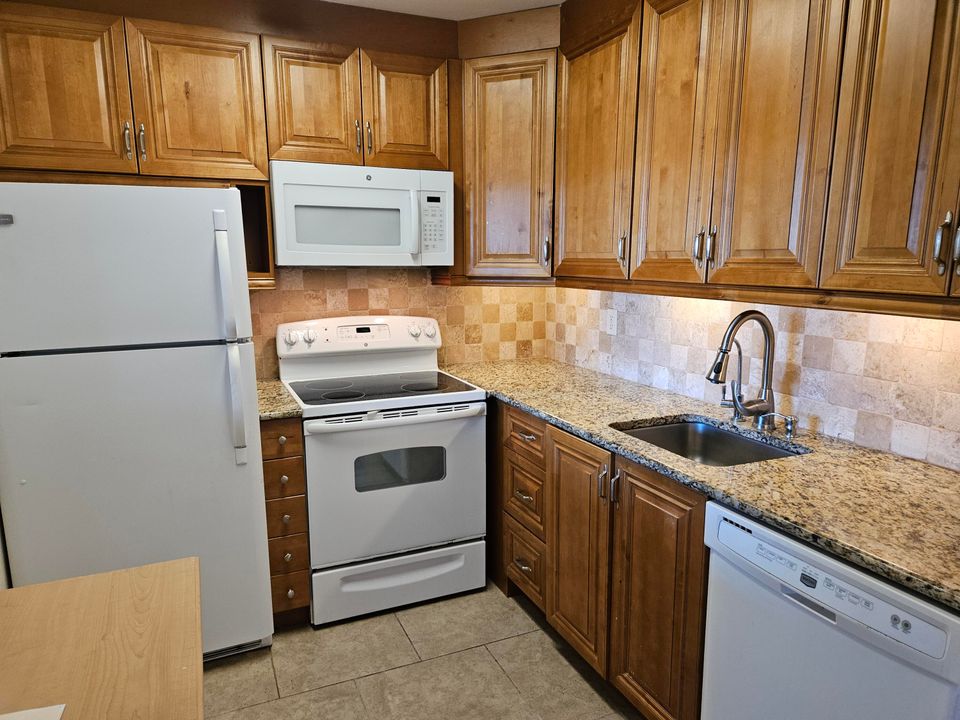 For Sale: $109,900 (1 beds, 1 baths, 757 Square Feet)