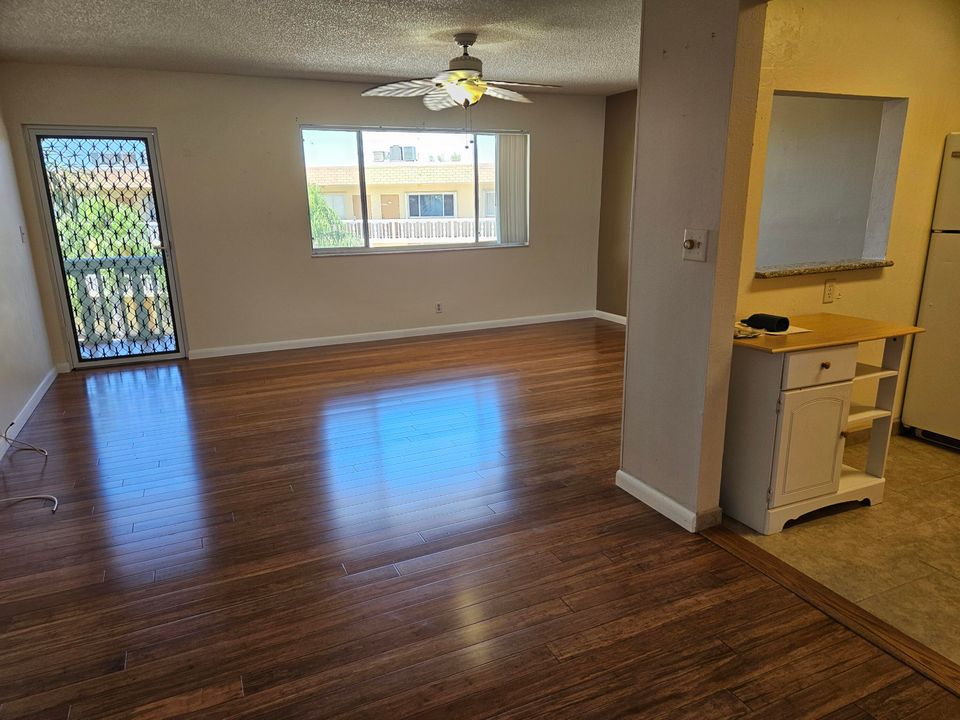 For Sale: $109,900 (1 beds, 1 baths, 757 Square Feet)