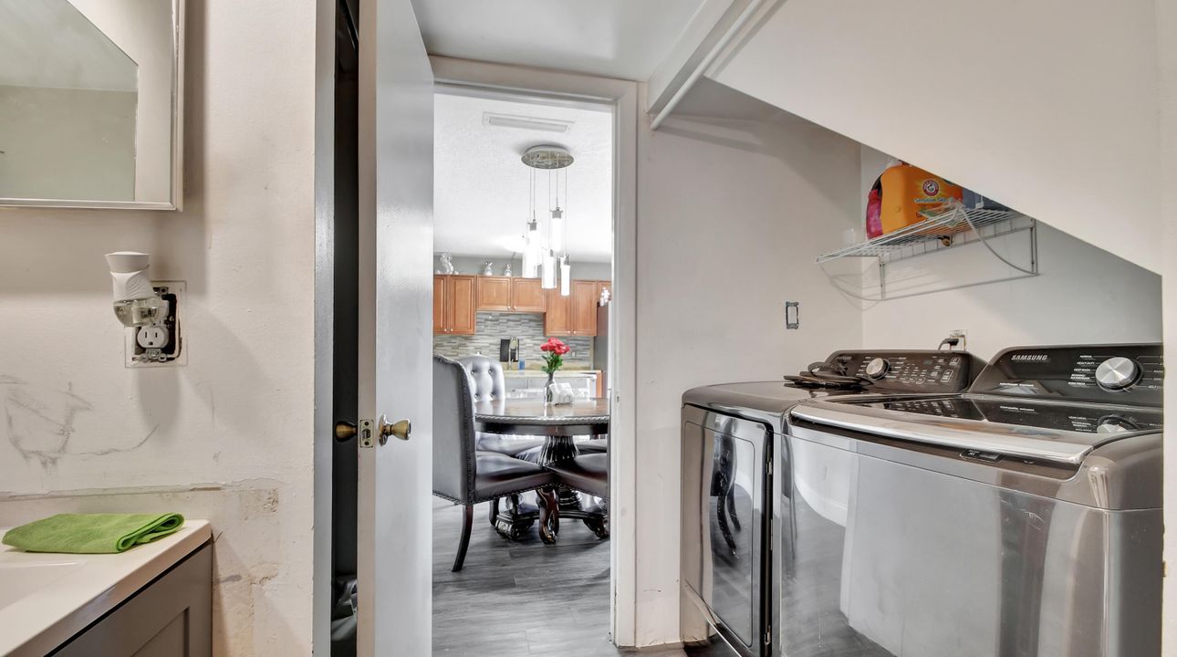 For Sale: $317,000 (2 beds, 2 baths, 1328 Square Feet)