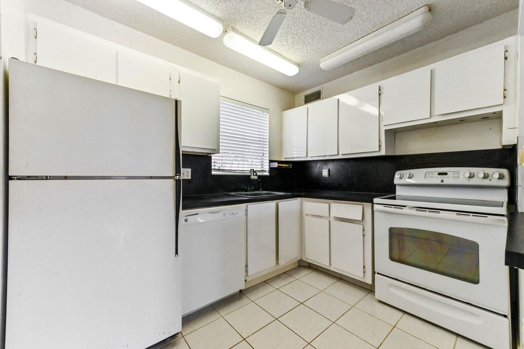 For Sale: $119,900 (2 beds, 2 baths, 812 Square Feet)