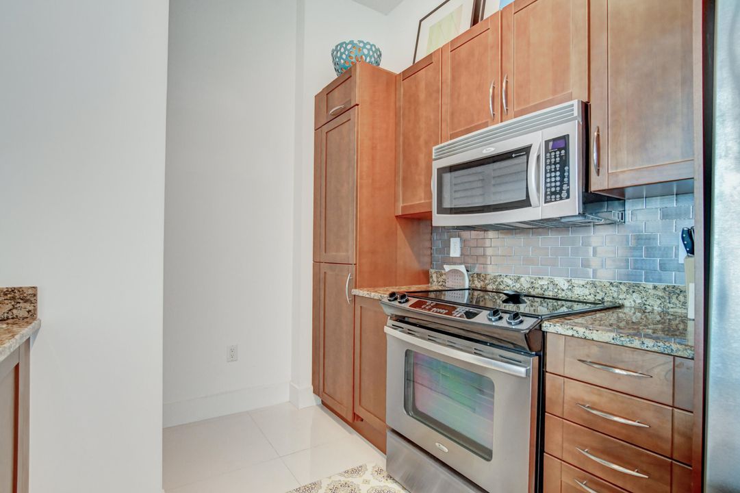 For Rent: $2,950 (1 beds, 1 baths, 805 Square Feet)