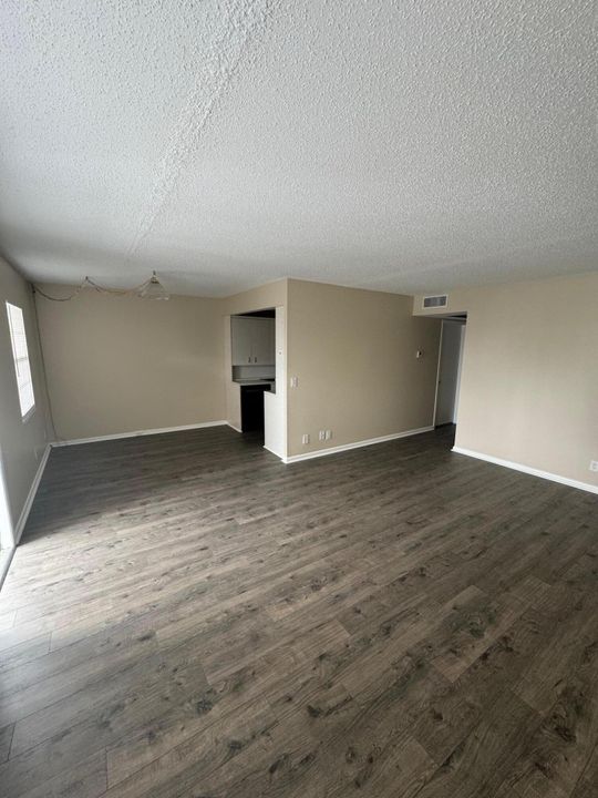 For Rent: $2,000 (2 beds, 1 baths, 861 Square Feet)