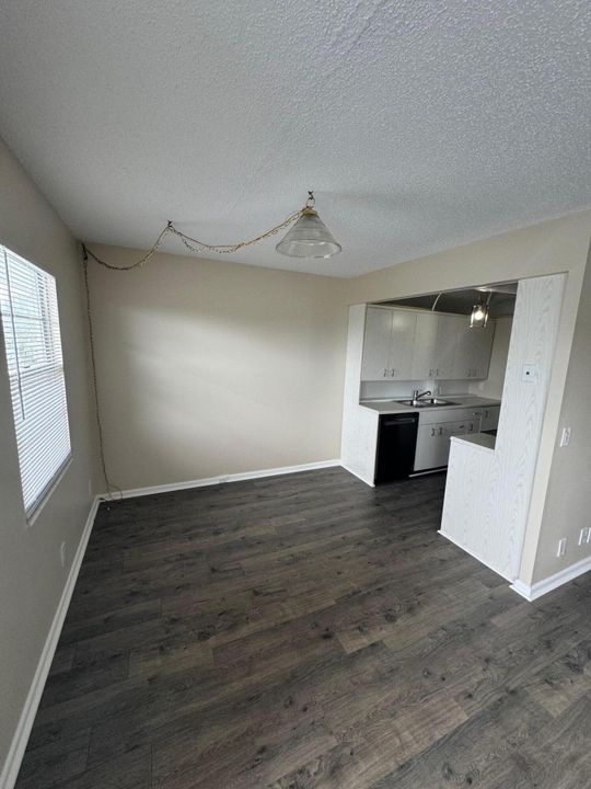 For Rent: $2,000 (2 beds, 1 baths, 861 Square Feet)