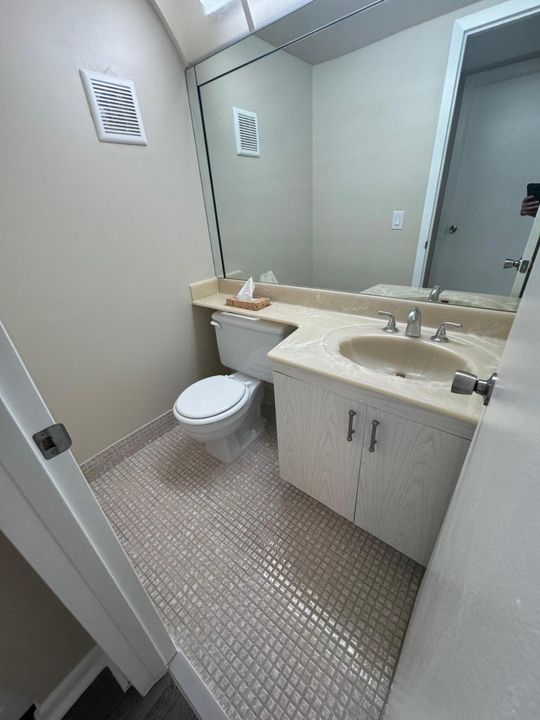 For Rent: $2,000 (2 beds, 1 baths, 861 Square Feet)