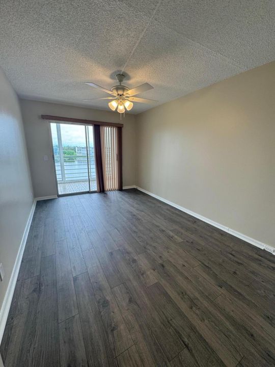 For Rent: $2,000 (2 beds, 1 baths, 861 Square Feet)