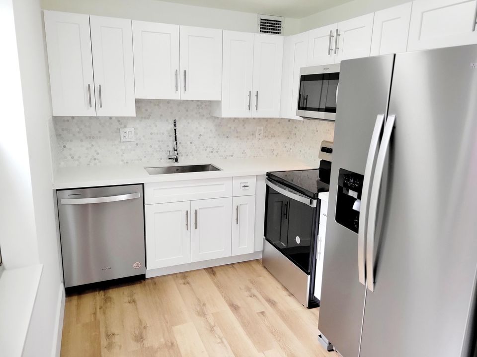 For Sale: $144,000 (2 beds, 2 baths, 902 Square Feet)