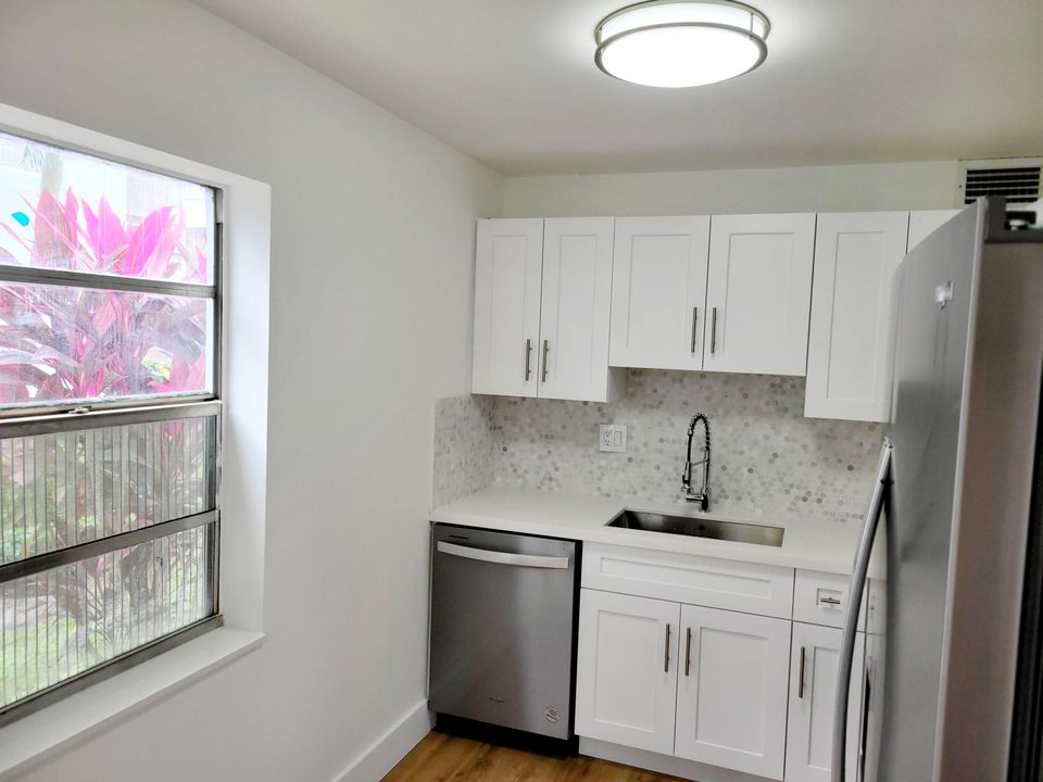 For Sale: $144,000 (2 beds, 2 baths, 902 Square Feet)