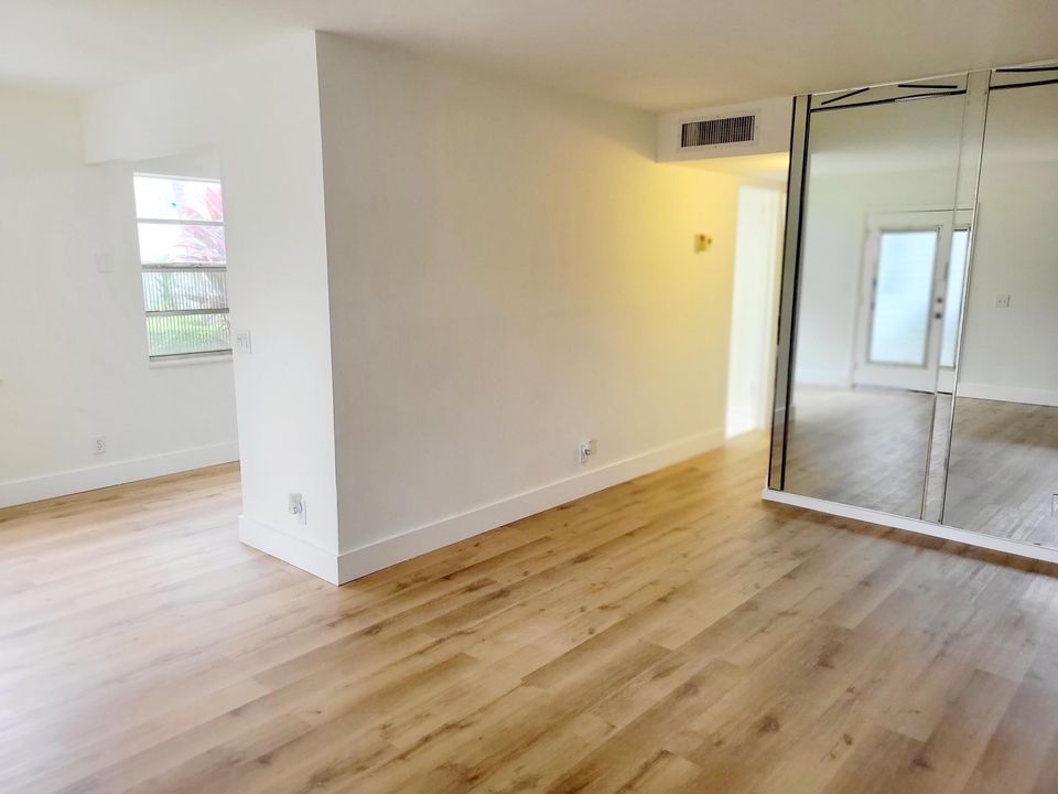 For Sale: $144,000 (2 beds, 2 baths, 902 Square Feet)