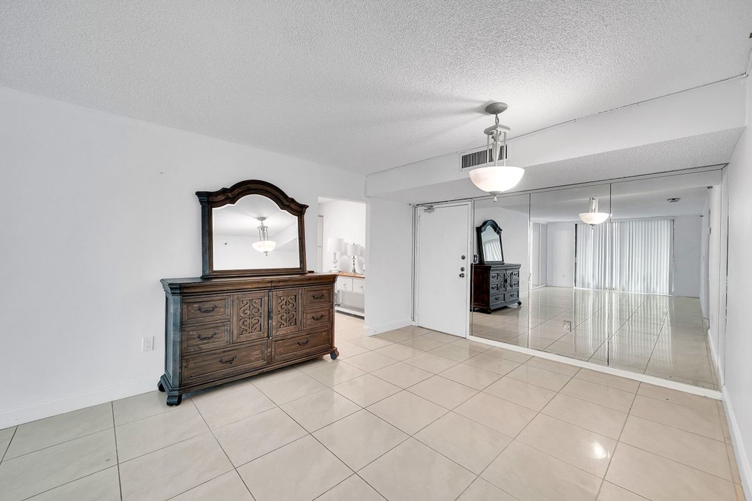 Active With Contract: $2,200 (2 beds, 2 baths, 1232 Square Feet)