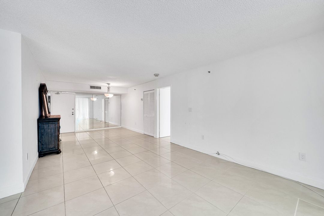 Active With Contract: $2,200 (2 beds, 2 baths, 1232 Square Feet)