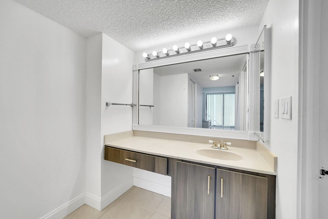 Active With Contract: $2,200 (2 beds, 2 baths, 1232 Square Feet)