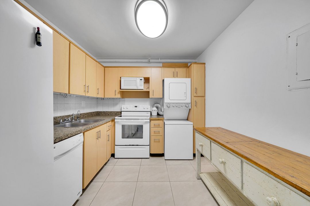 Active With Contract: $2,200 (2 beds, 2 baths, 1232 Square Feet)