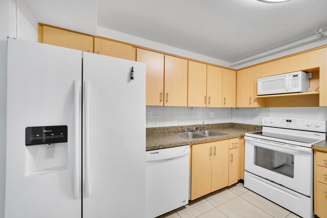 Active With Contract: $2,200 (2 beds, 2 baths, 1232 Square Feet)