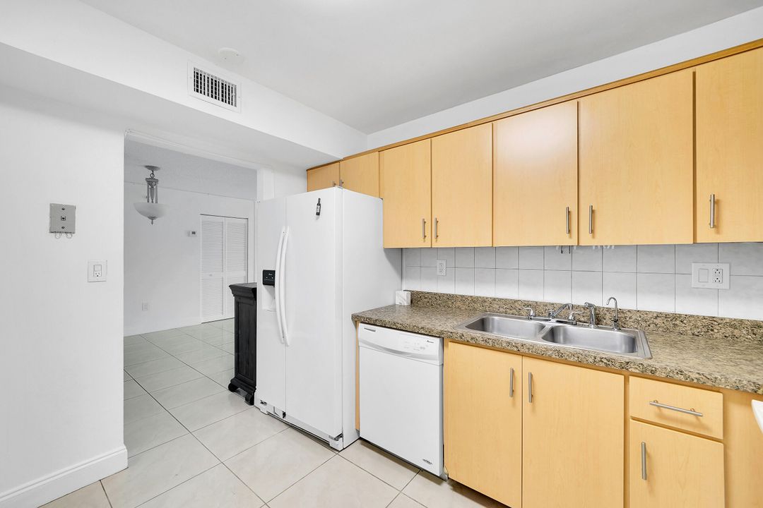 Active With Contract: $2,200 (2 beds, 2 baths, 1232 Square Feet)