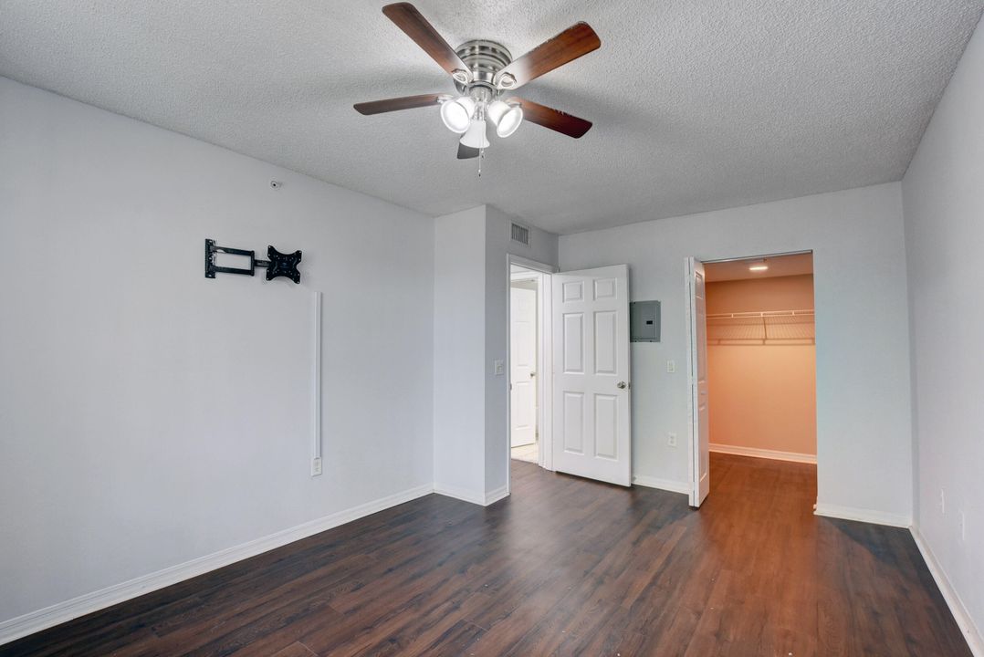 For Sale: $165,000 (1 beds, 1 baths, 746 Square Feet)