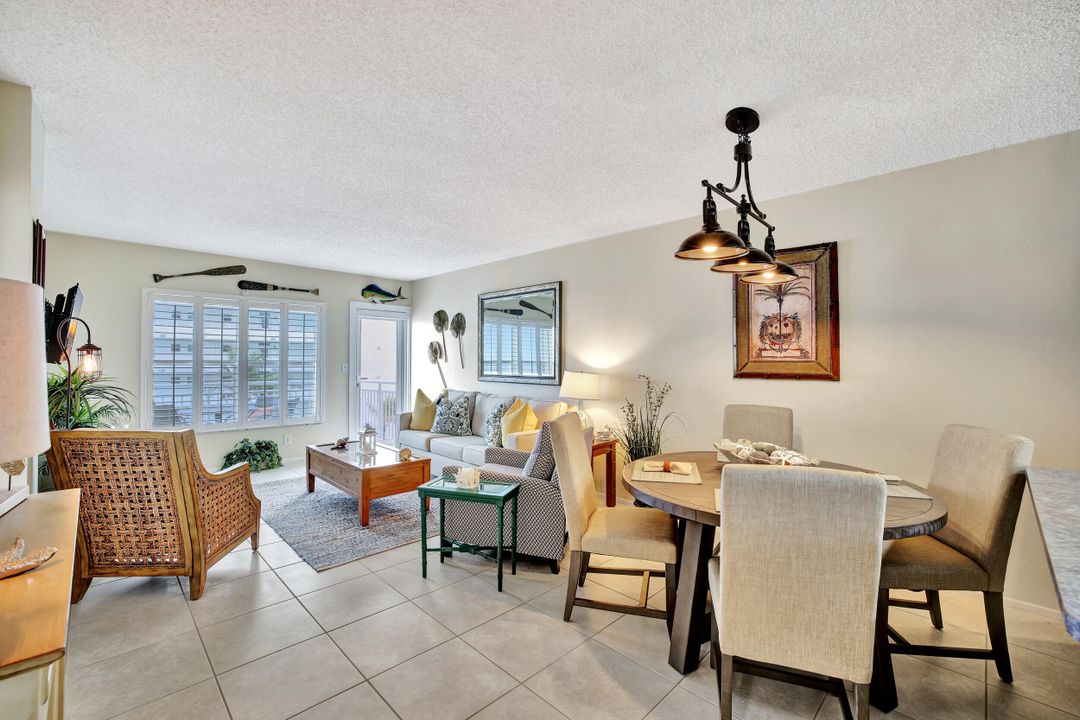 For Sale: $499,000 (2 beds, 2 baths, 945 Square Feet)