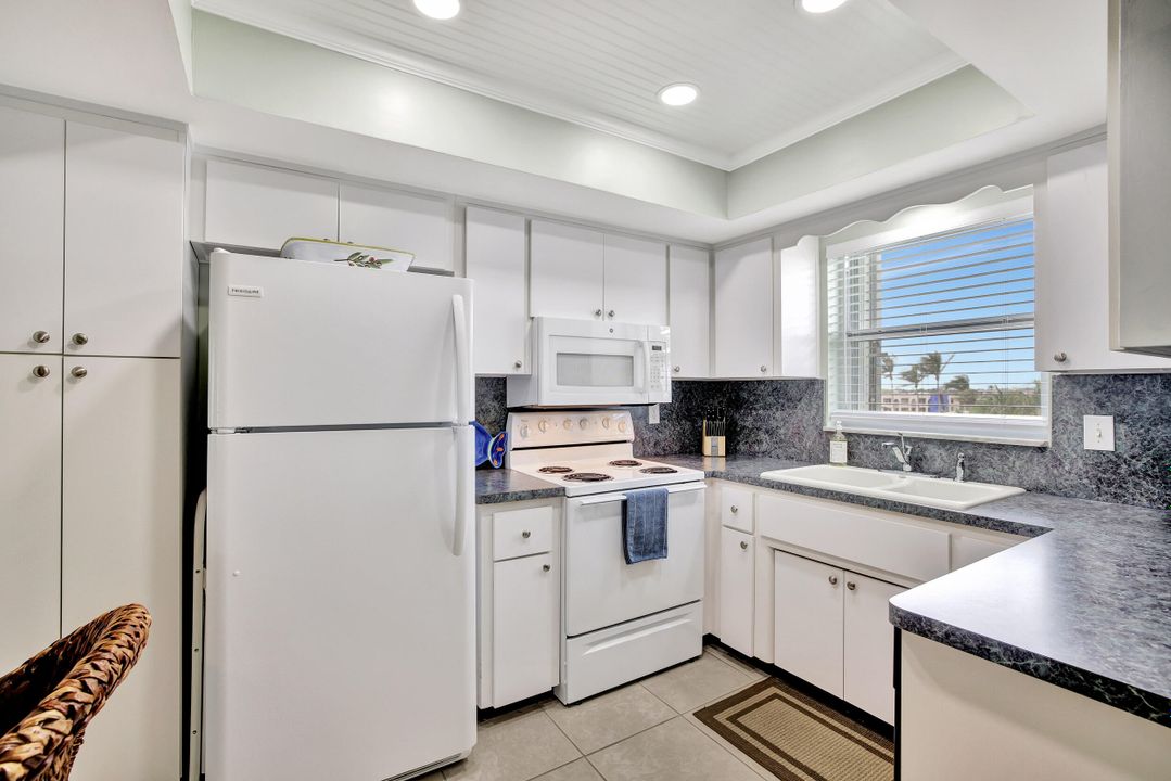 For Sale: $499,000 (2 beds, 2 baths, 945 Square Feet)