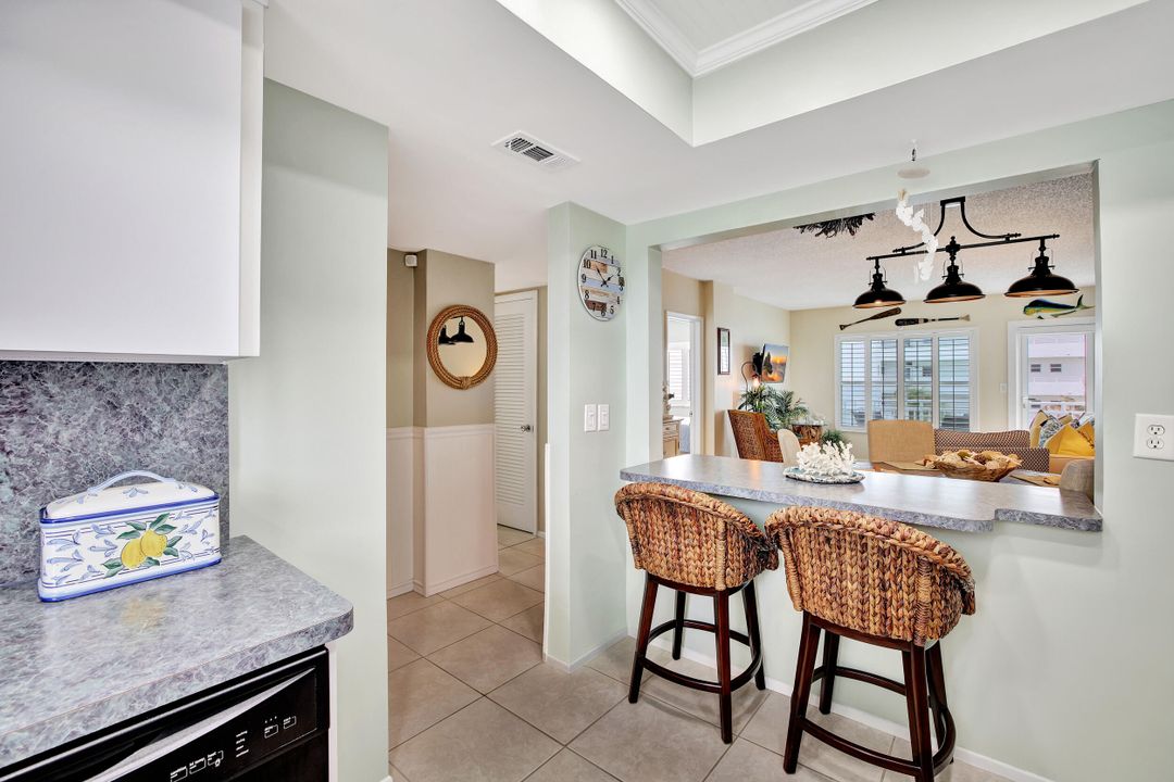 For Sale: $499,000 (2 beds, 2 baths, 945 Square Feet)