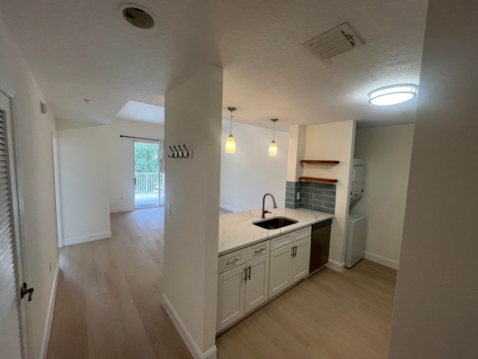 For Rent: $2,150 (1 beds, 1 baths, 720 Square Feet)