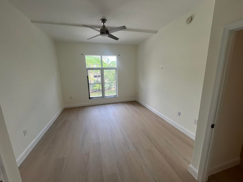 For Rent: $2,150 (1 beds, 1 baths, 720 Square Feet)