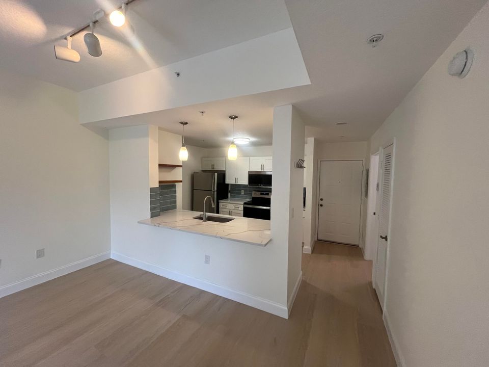 For Rent: $2,150 (1 beds, 1 baths, 720 Square Feet)