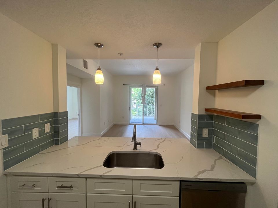 For Rent: $2,150 (1 beds, 1 baths, 720 Square Feet)