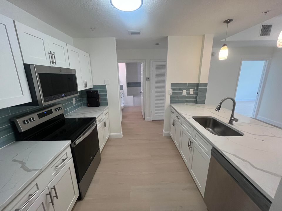 For Rent: $2,150 (1 beds, 1 baths, 720 Square Feet)