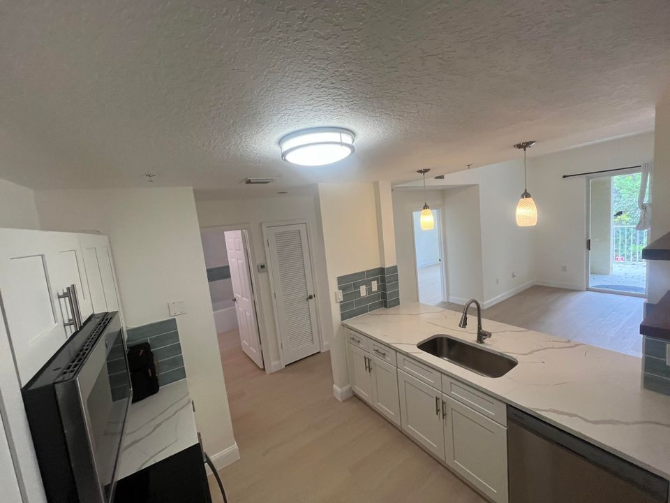 For Rent: $2,150 (1 beds, 1 baths, 720 Square Feet)