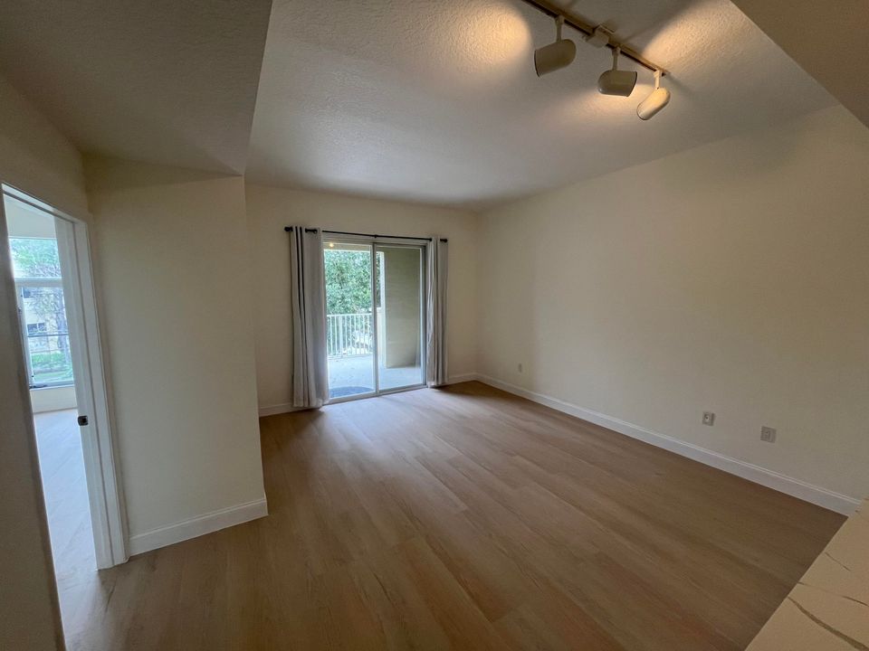 For Rent: $2,150 (1 beds, 1 baths, 720 Square Feet)