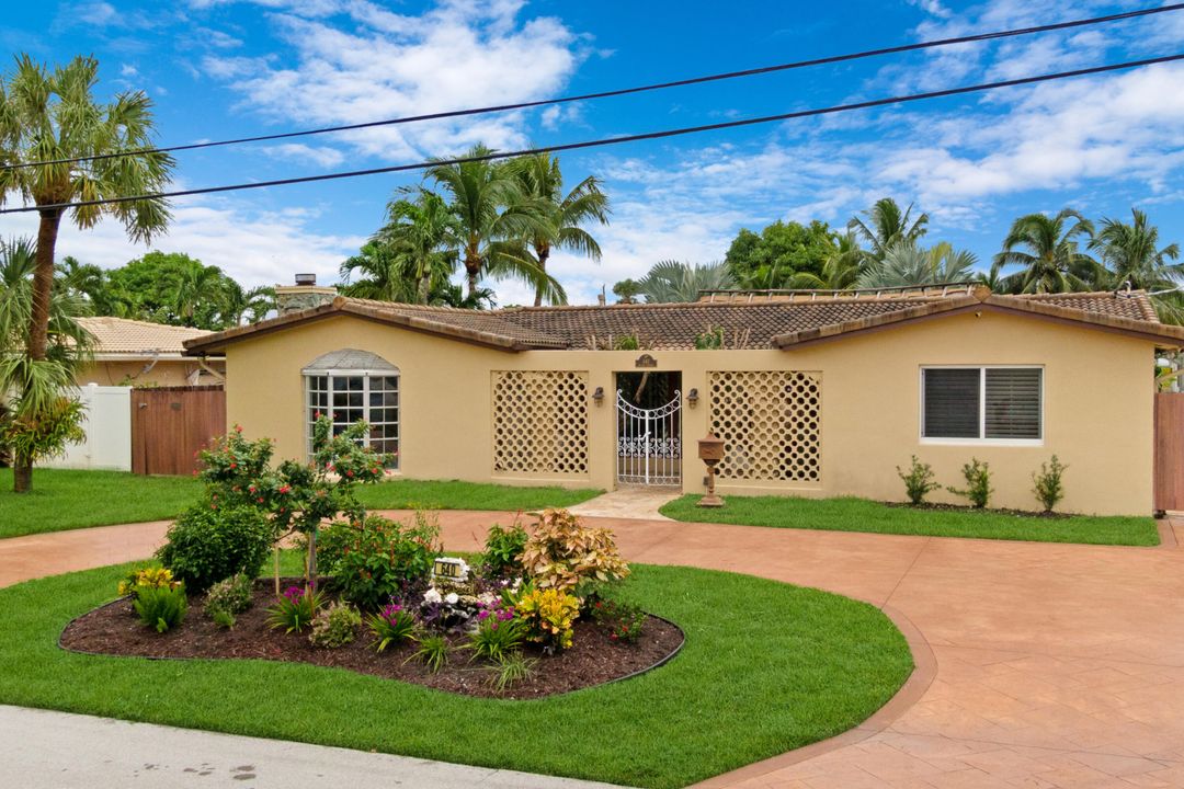 For Sale: $1,099,000 (4 beds, 2 baths, 1961 Square Feet)