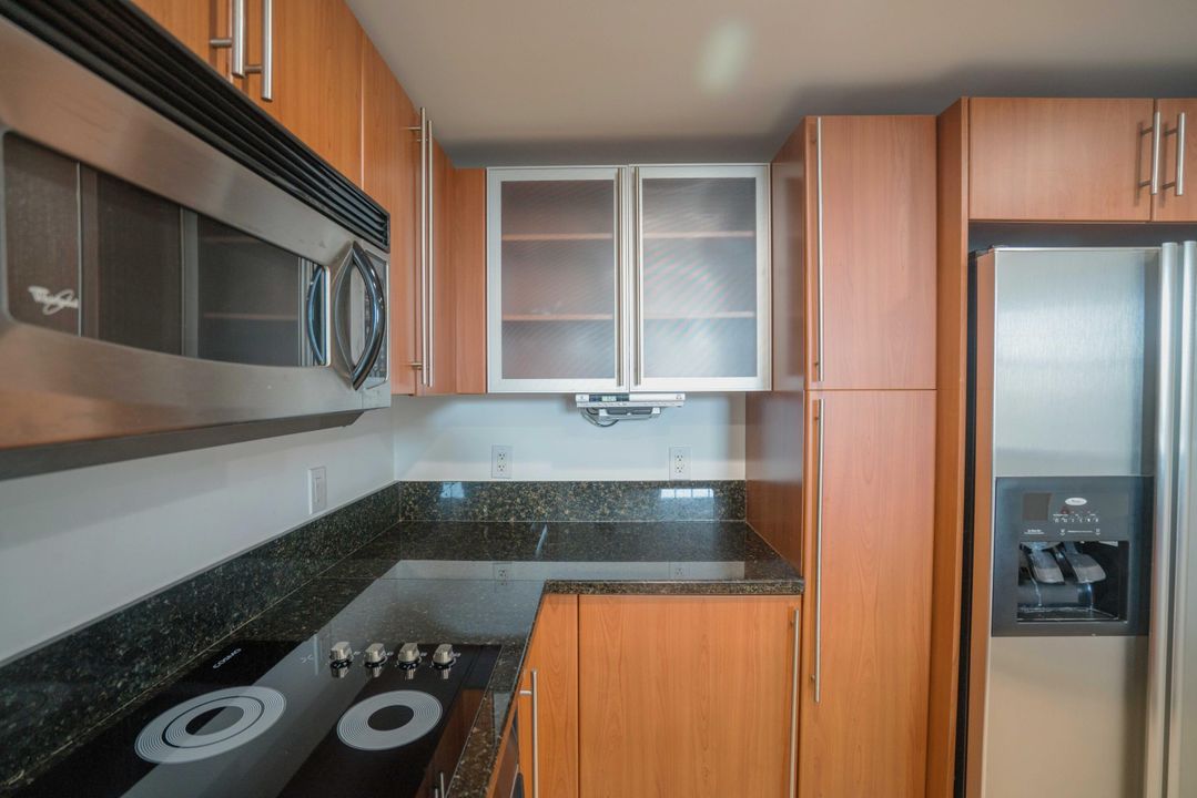 Active With Contract: $2,300 (1 beds, 1 baths, 884 Square Feet)