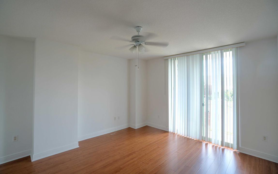 Active With Contract: $2,300 (1 beds, 1 baths, 884 Square Feet)