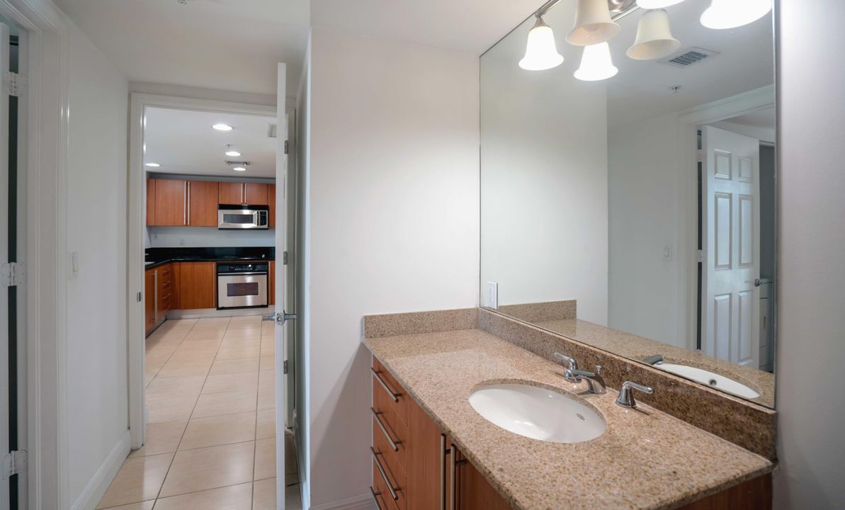 Active With Contract: $2,300 (1 beds, 1 baths, 884 Square Feet)