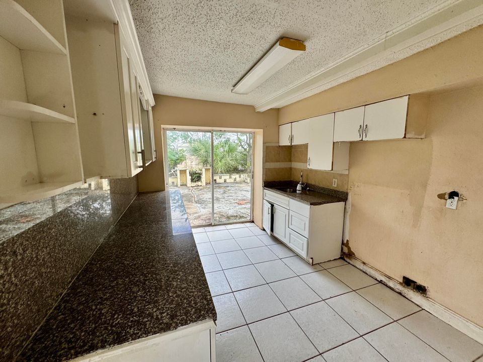 For Sale: $164,900 (2 beds, 1 baths, 982 Square Feet)