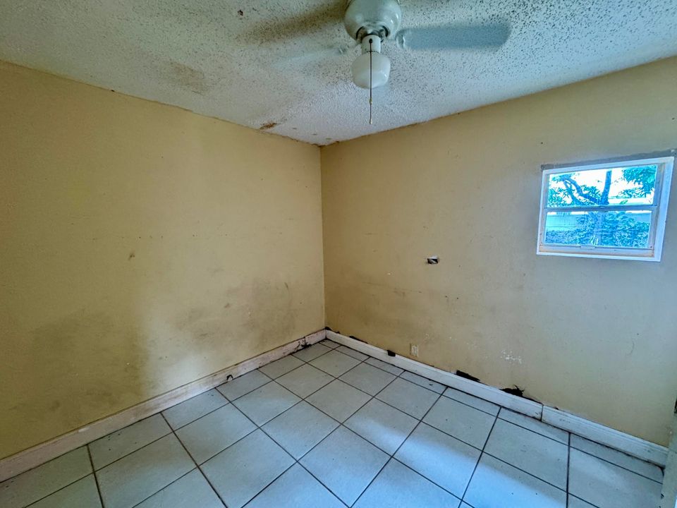 For Sale: $164,900 (2 beds, 1 baths, 982 Square Feet)