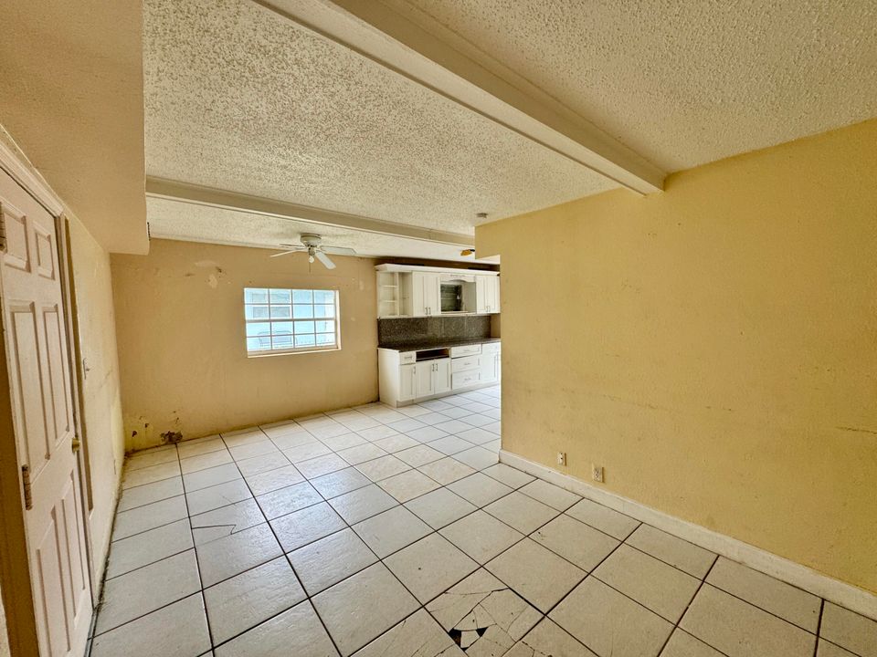 For Sale: $164,900 (2 beds, 1 baths, 982 Square Feet)