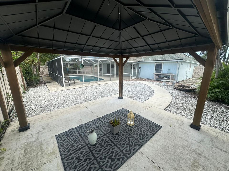 Active With Contract: $2,800 (3 beds, 2 baths, 1474 Square Feet)