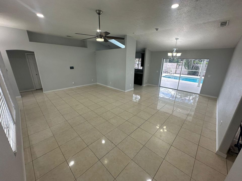 Active With Contract: $2,800 (3 beds, 2 baths, 1474 Square Feet)