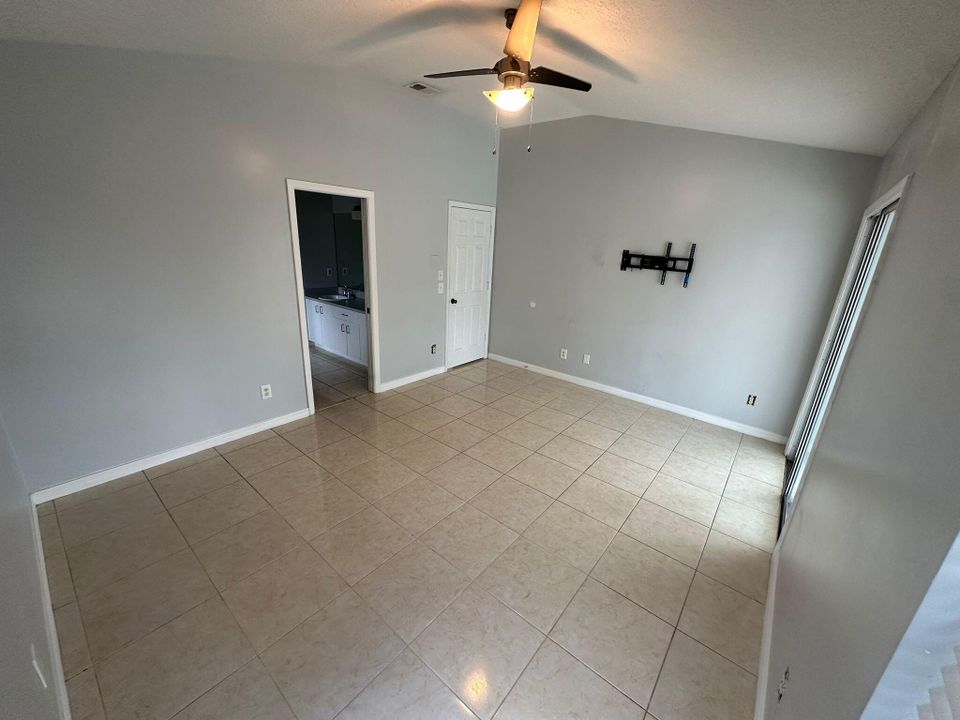 Active With Contract: $2,800 (3 beds, 2 baths, 1474 Square Feet)