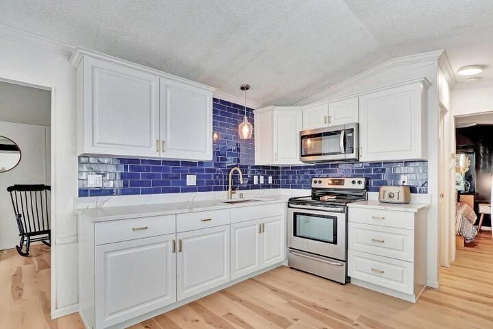 For Sale: $250,000 (1 beds, 1 baths, 429 Square Feet)