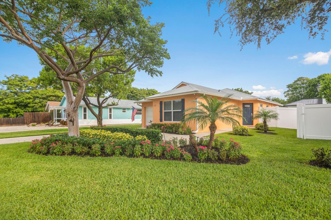 For Sale: $899,000 (3 beds, 2 baths, 1242 Square Feet)