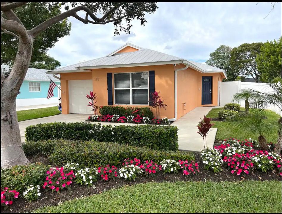 For Sale: $899,000 (3 beds, 2 baths, 1242 Square Feet)