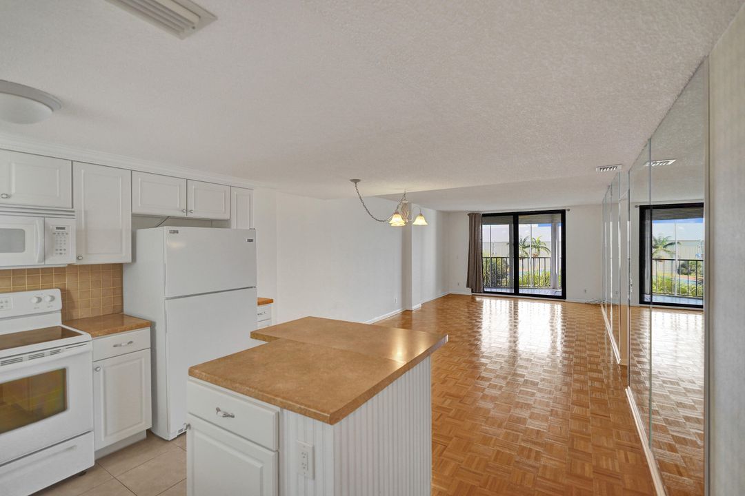 For Sale: $215,000 (2 beds, 2 baths, 1025 Square Feet)